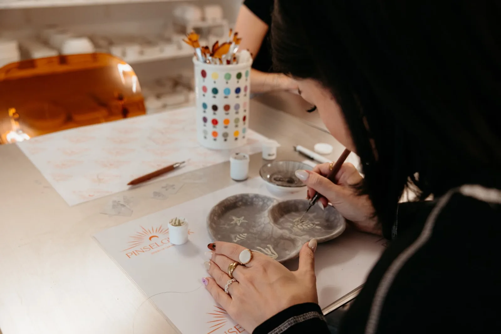 Kreatives Keramikbemalen an einem Tisch im Pinselglück-Studio