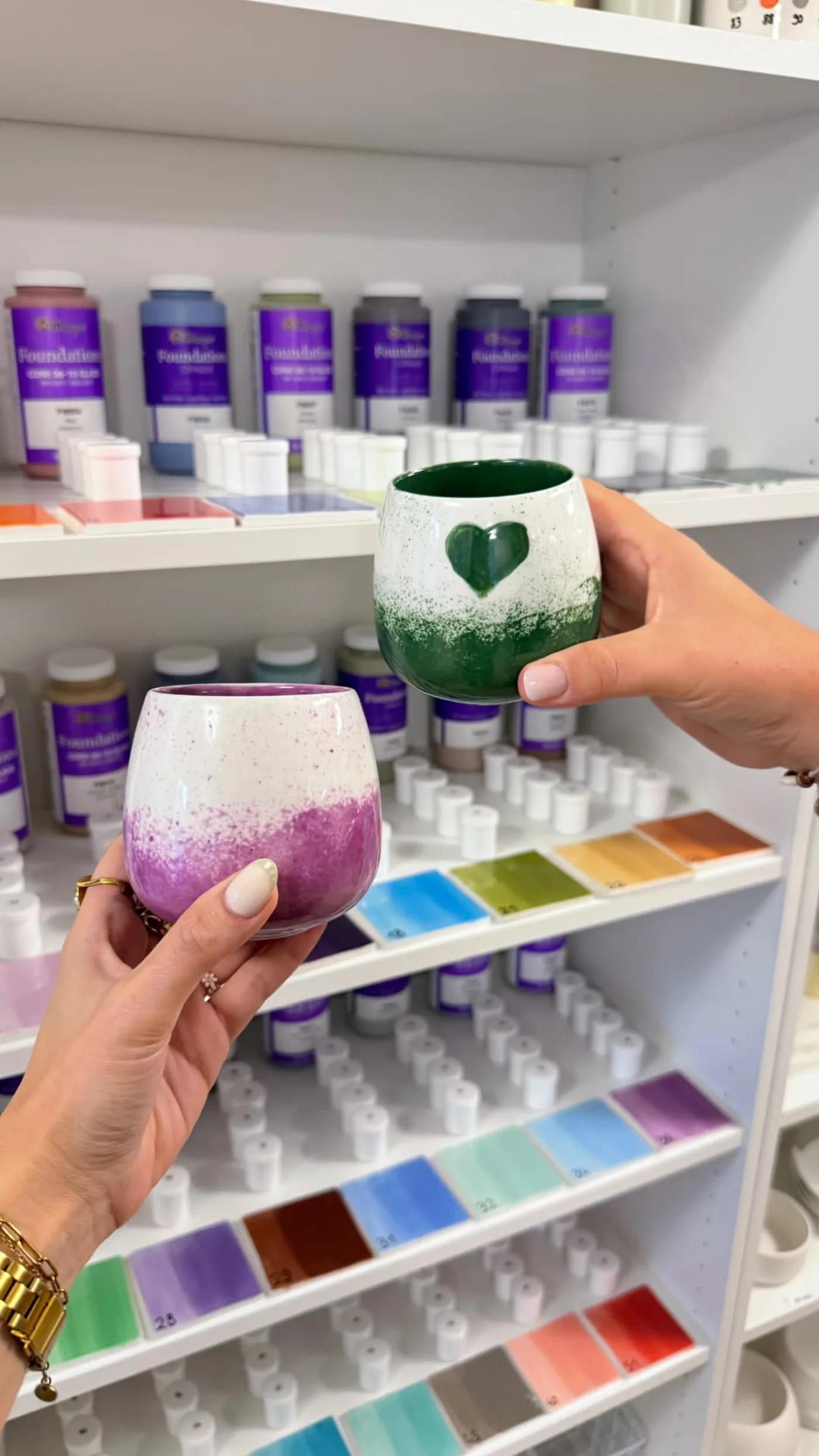 Zwei fertig glasierte Keramikbecher in Grün und Violett