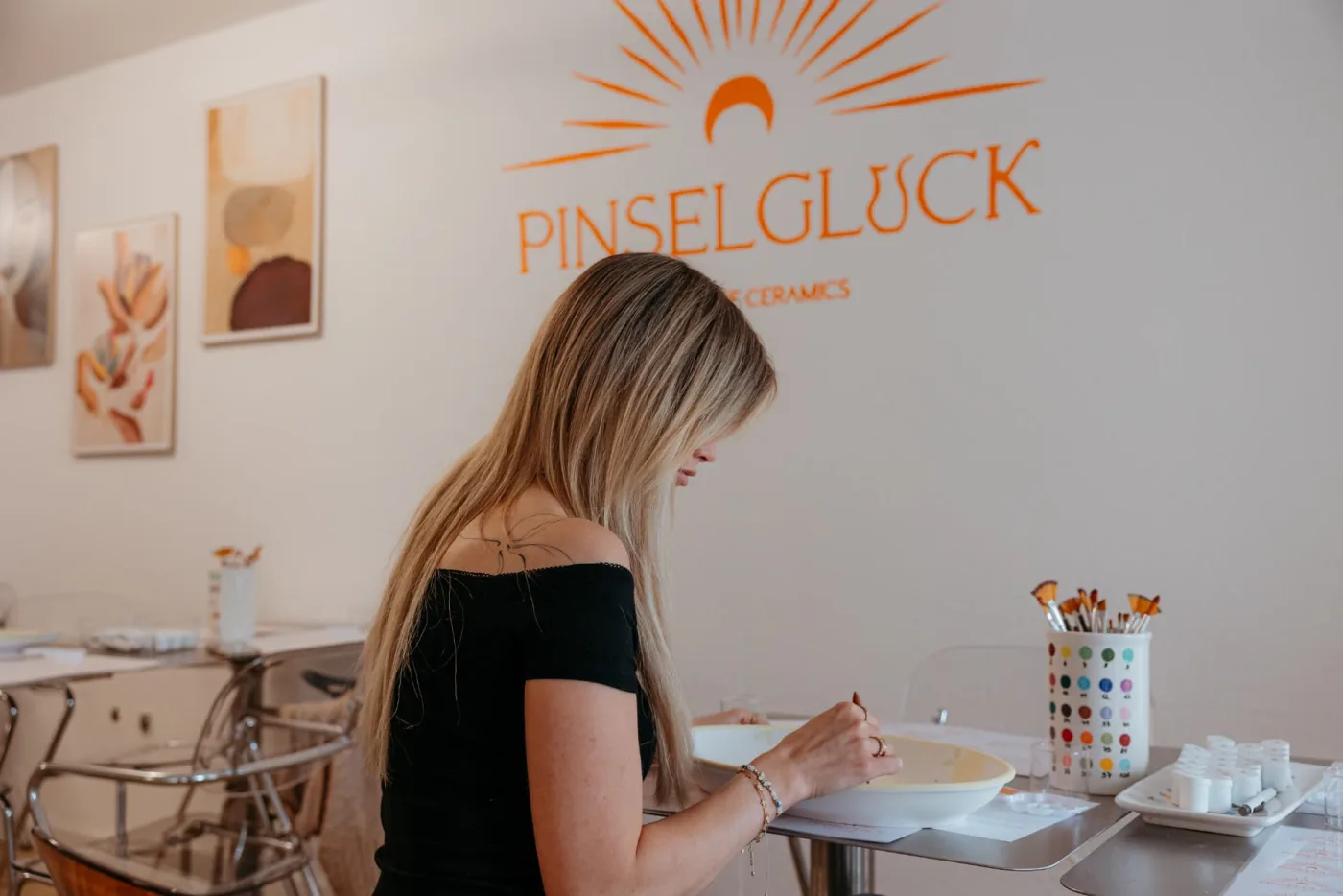 Einblick ins Pinselglück-Studio mit einem vorbereiteten Keramikmalplatz